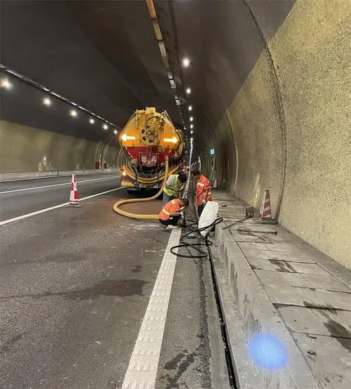 营口隧道排水渠清淤